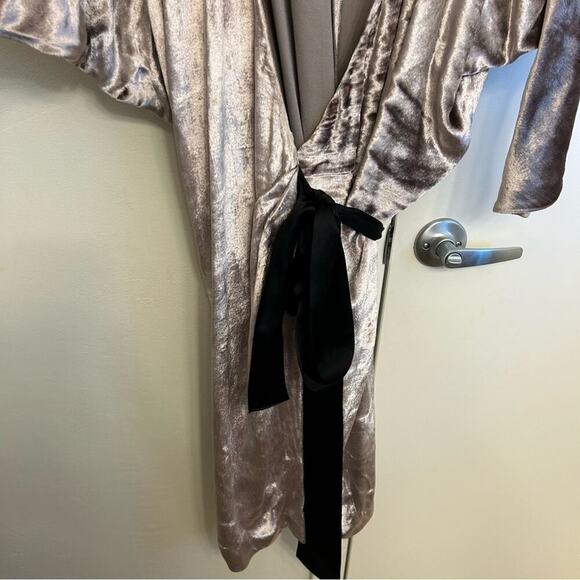 Diane von Furstenberg Velvet Wrap Dress Size 12 - Picture 7 of 9